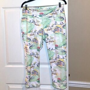 Crown & Ivy Beach Print Ruched Capri Length Stretchy Leggings. Size Large